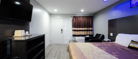 Romantic Room, 1 King Bed | Laptop workspace, blackout curtains, soundproofing, iron/ironing board