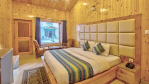 Een houten slaapkamer met een logies, een bureau en een stoel.