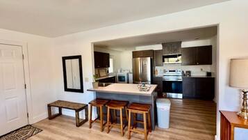 Kjøleskap, mikrobølgeovn, ovn og kokeplater