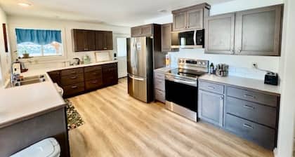 Country home with Mountain View's, AC & fast WiFi