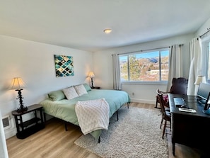 3 bedrooms, desk, iron/ironing board, free WiFi