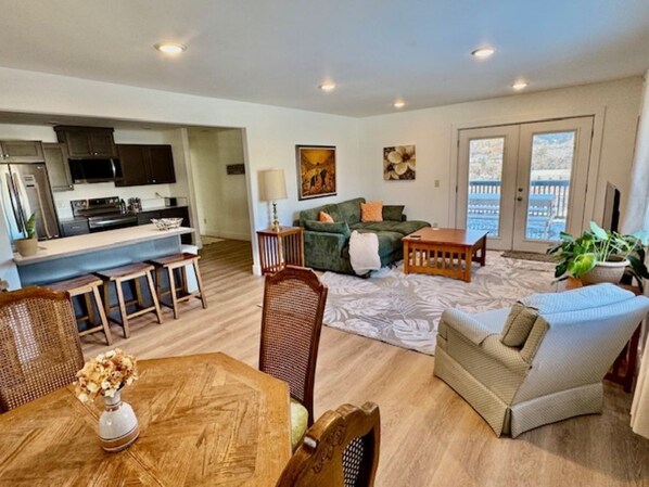 Smart TV, fireplace, computer monitors