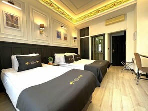 A hotel room with two beds, a desk, and a chair. - Sultanahmet Hotel Angel S Home (Istanbul)