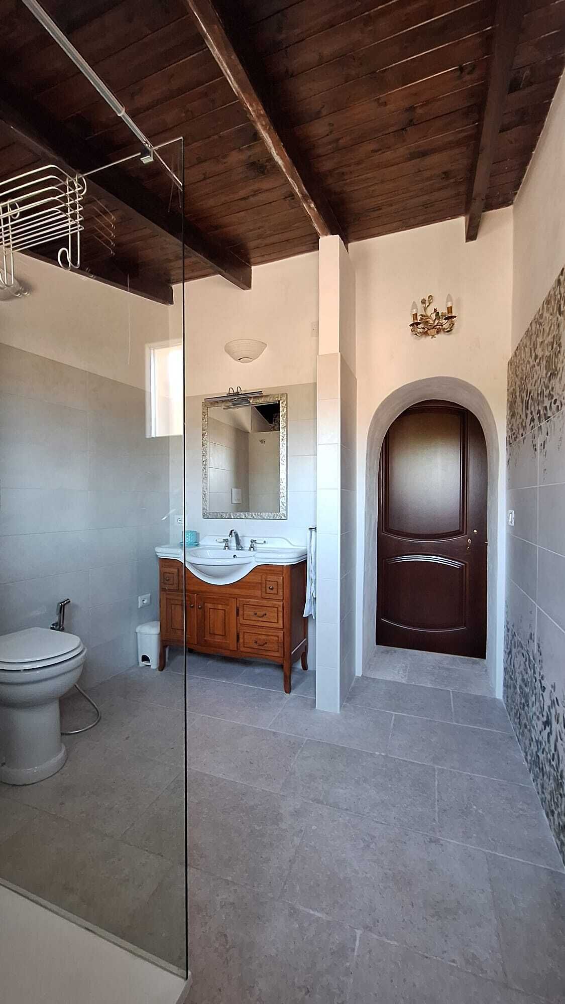 Dusche, Haartrockner, Seife, Toilettenpapier