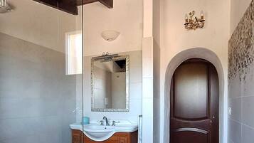 Dusche, Haartrockner, Seife, Toilettenpapier