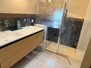 Douche, serviettes fournies, papier toilette