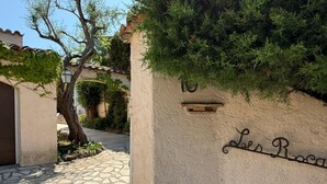 A stone-paved courtyard with a wall featuring a metal sign reading "Las Rocas". - Provencal villa for 10 people with swimming pool and garden in Grasse (Grasse)