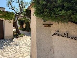 Exterior detail - Provencal villa with pool in Grasse (Grasse)