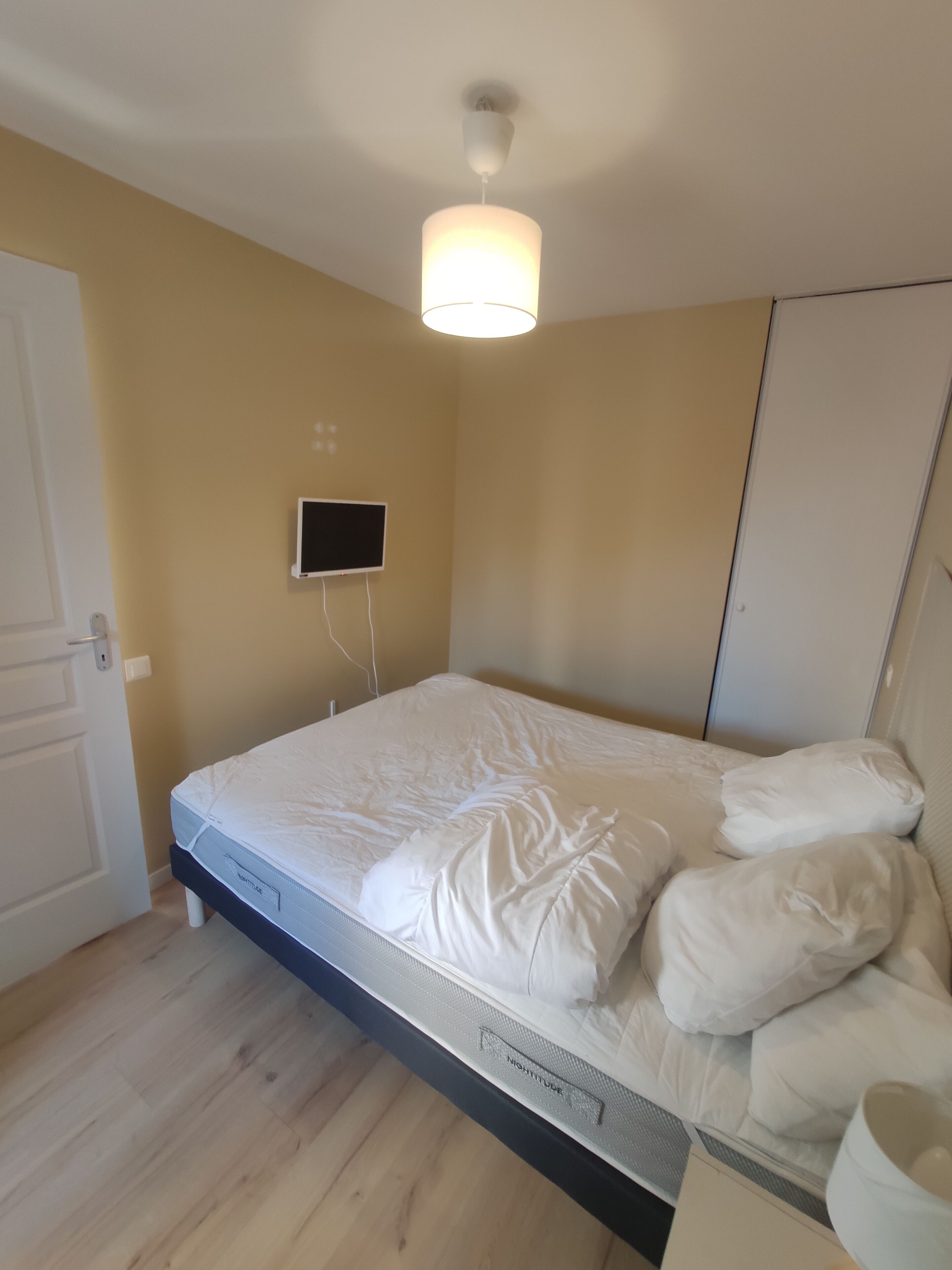 2 chambres, lit parapluie, draps fournis