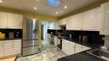 House | Private kitchen | Fridge, microwave, oven, stovetop