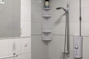 Separate tub and shower, deep soaking tub, hair dryer, towels - Groups&family Friendly - Garden & Free Parking (London)
