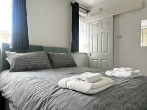 3 bedrooms, iron/ironing board, free WiFi, bed sheets - Groups&family Friendly - Garden & Free Parking (London)