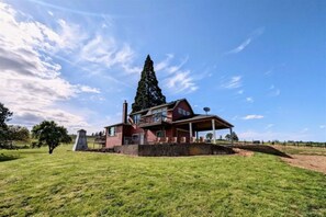 Exterior - Vineyard Farmhouse Stay with Mt. Hood Views. Spacious and Ideal for Large Groups (Sherwood)