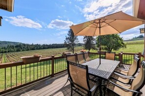 Outdoor dining - Vineyard Farmhouse Stay with Mt. Hood Views. Spacious and Ideal for Large Groups (Sherwood)