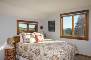 5 bedrooms, iron/ironing board, WiFi, bed sheets - Vineyard Farmhouse Stay with Mt. Hood Views. Spacious and Ideal for Large Groups (Sherwood)