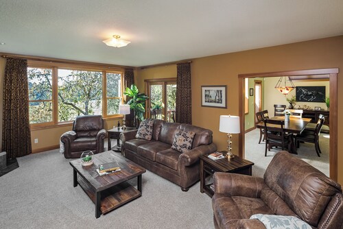 Vineyard Farmhouse Stay with Mt. Hood Views. Spacious and Ideal for Large Groups