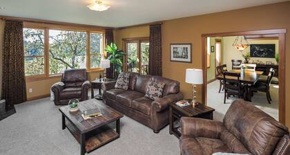 Vineyard Farmhouse Stay with Mt. Hood Views. Spacious and Ideal for Large Groups
