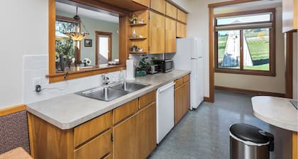 Charming 5-bedroom farmhouse surrounded by vines in Sherwood.