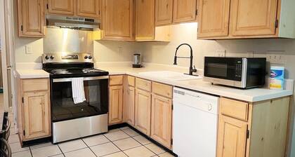 Cordova! Modern 3BR, Hot tub&bbq