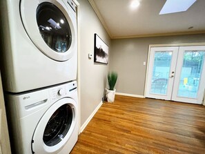 Interior - Spacious 8BR Getaway: 2 Homes, BBQ Near Downtown (Memphis)