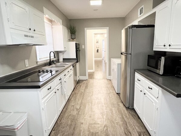 ثلاجة، ميكروويف، فرن، موقد طهي مسطح