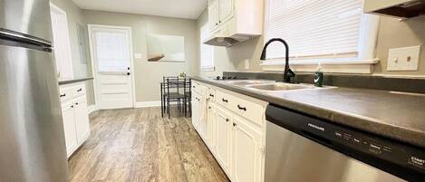 Een koelkast, een microgolfoven, een oven, een kookplaat