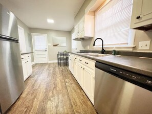 Fridge, microwave, oven, stovetop - Spacious 8BR Getaway: 2 Homes, BBQ Near Downtown (Memphis)