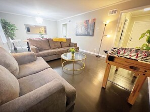 Smart TV - Spacious 8BR Getaway: 2 Homes, BBQ Near Downtown (Memphis)