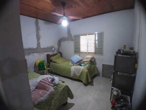 4 habitaciones, tabla de planchar con plancha, wifi y ropa de cama 