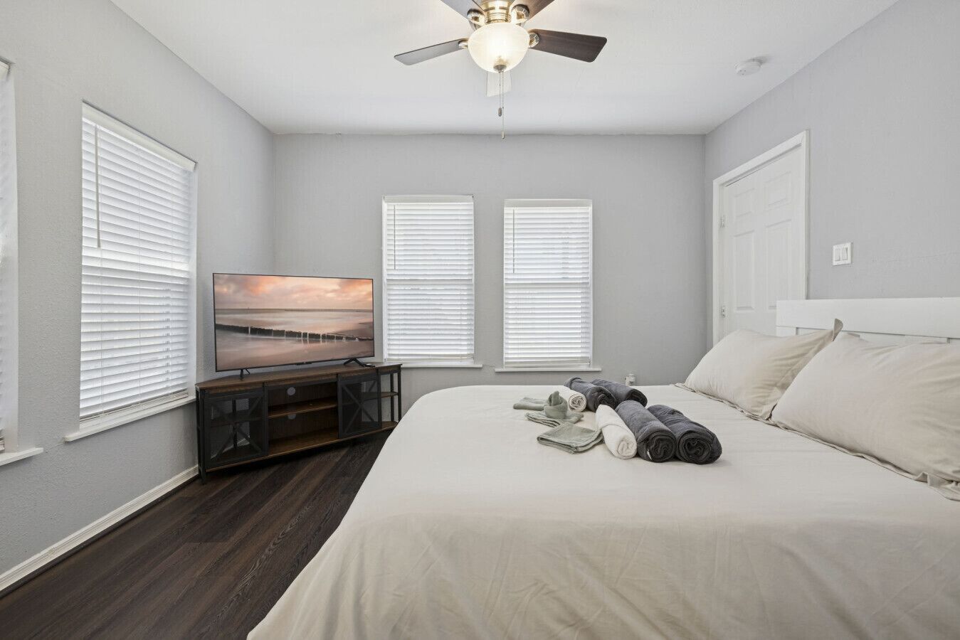 3 bedrooms, desk, iron/ironing board, WiFi