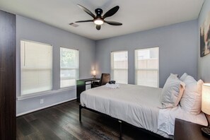 3 Schlafzimmer, Schreibtisch, Bügeleisen/Bügelbrett, WLAN