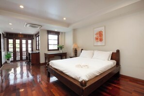 4 chambres, bureau, fer et planche à repasser, lit parapluie