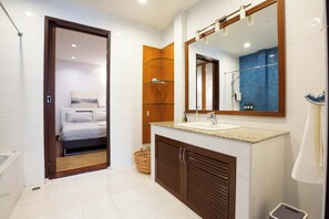 Dusch, hårtork, bidé och handdukar