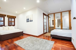 4 bedrooms, desk, iron/ironing board, travel crib