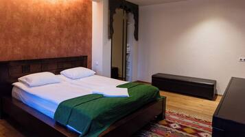 1 habitación, tabla de planchar con plancha, wifi y ropa de cama