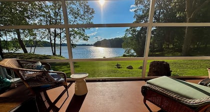Eastern shore beachfront cottage with stunning sunset views!