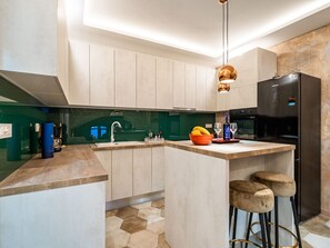 Geladeira, micro-ondas, fogão, cooktop