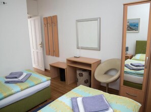 6 quartos, ferros/tábuas de passar roupa, Wi-Fi, roupa de cama