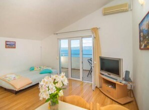 2 bedrooms, iron/ironing board, Internet, bed sheets