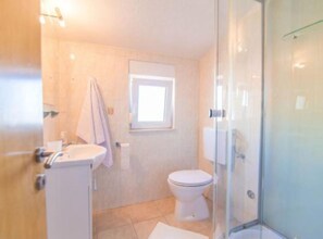 Douche, serviettes fournies