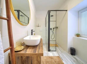 Shower, hair dryer, towels
