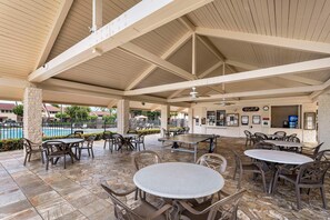 Apartamento, varias camas (Keauhou Kona Surf & Racquet Club#4-20) | Restaurante al aire libre