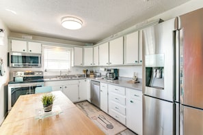 Fridge, microwave, stovetop, dishwasher