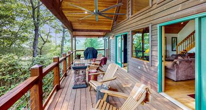 Cozy mountain cabin with hot tub, fire pit & stunning views