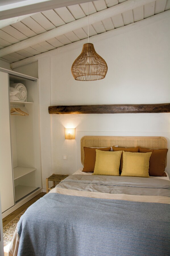 2 habitaciones, tabla de planchar con plancha, wifi y ropa de cama 