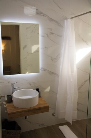 Dusche, Haartrockner, Handtücher, Seife