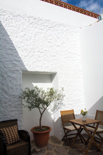 Village house with two apartments and shared patio -Casa da Oliveira