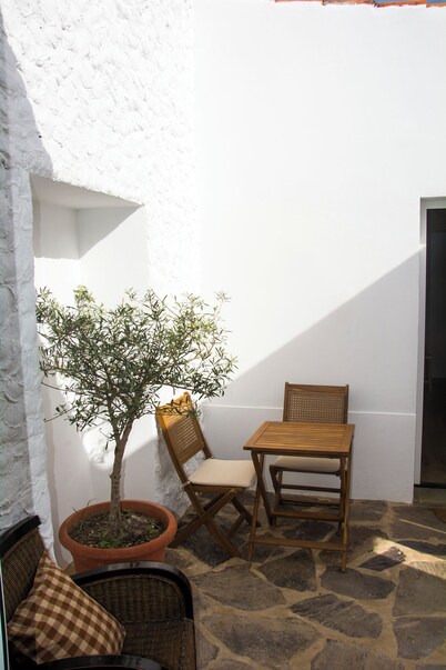 Village house with two apartments and shared patio -Casa da Oliveira