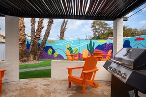 Outdoor dining - Poolside Paradise • Big Backyard • Arcade • Mural • Near ASU & Airport (Mesa)