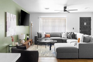 Smart TV, video games - Poolside Paradise • Big Backyard • Arcade • Mural • Near ASU & Airport (Mesa)